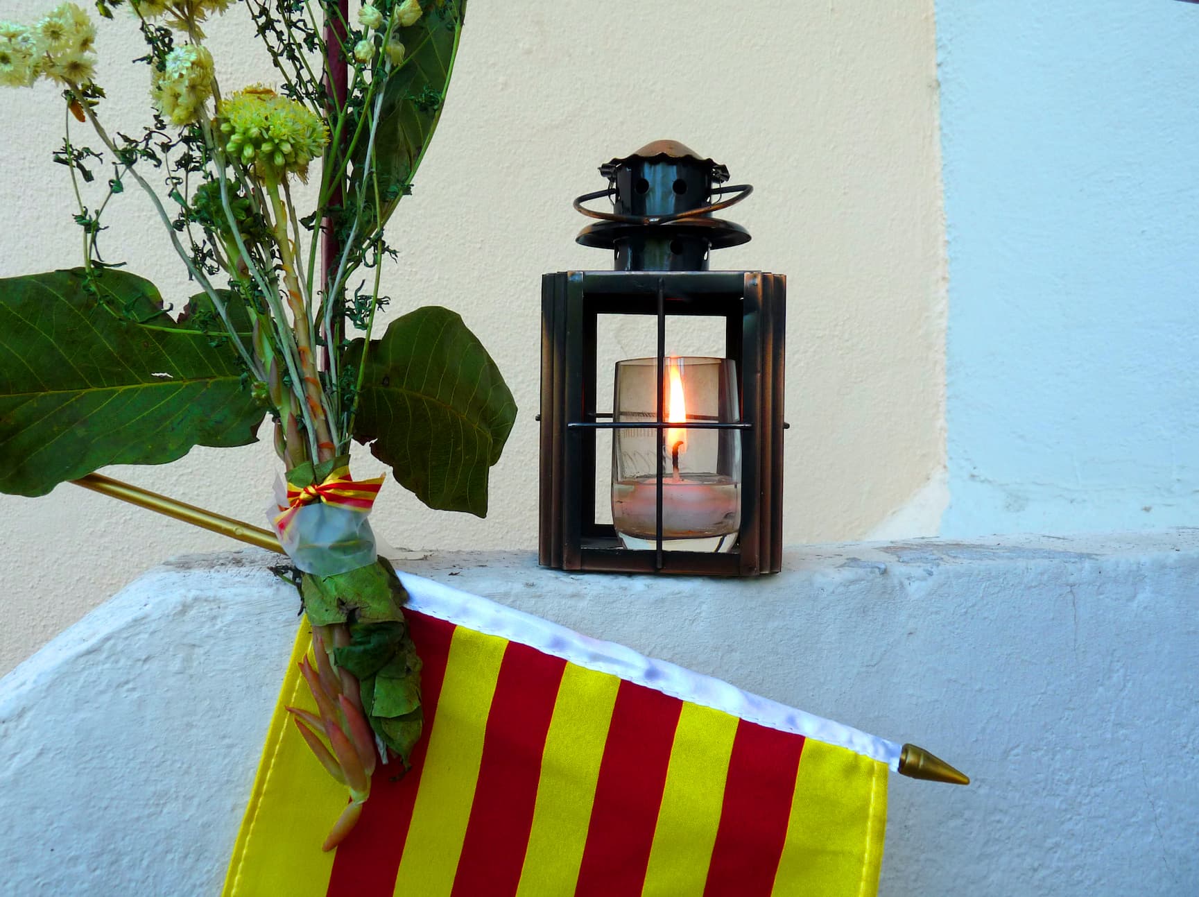 drapeau catalan et bouquet de la Saint Jean avec la lampe tempete pour les feux de la saint jean 