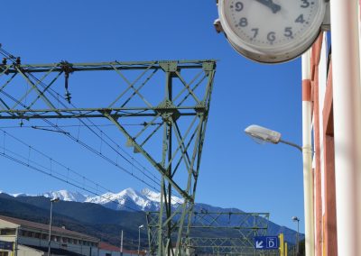 gare sncf à ille sur tet avec le canigó en toile de fond