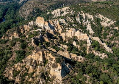 Vue aérienne du site de la mata rodona à ille sur Têt avec le site des orgues en roussillon conflent