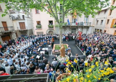 chorale de la régina sur la place de la mairie d'ille sur tet en roussillon conflent à paques