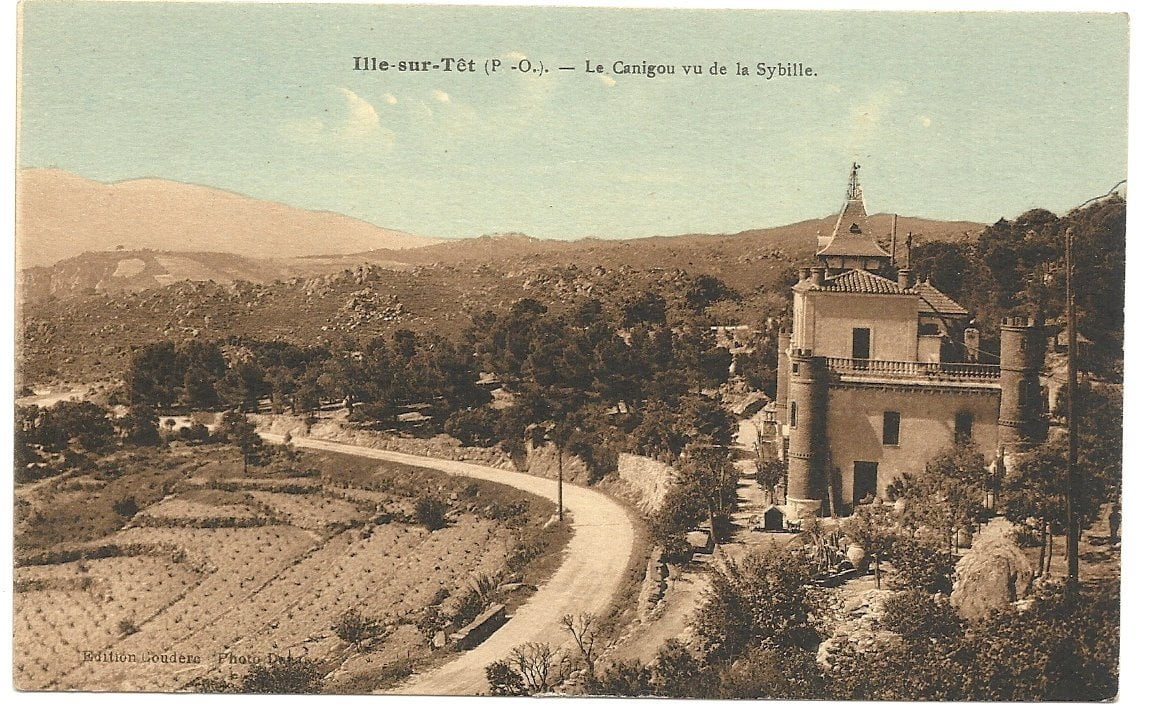 carte postale du château de la sybille avec le canigo en toile de fond en 1905