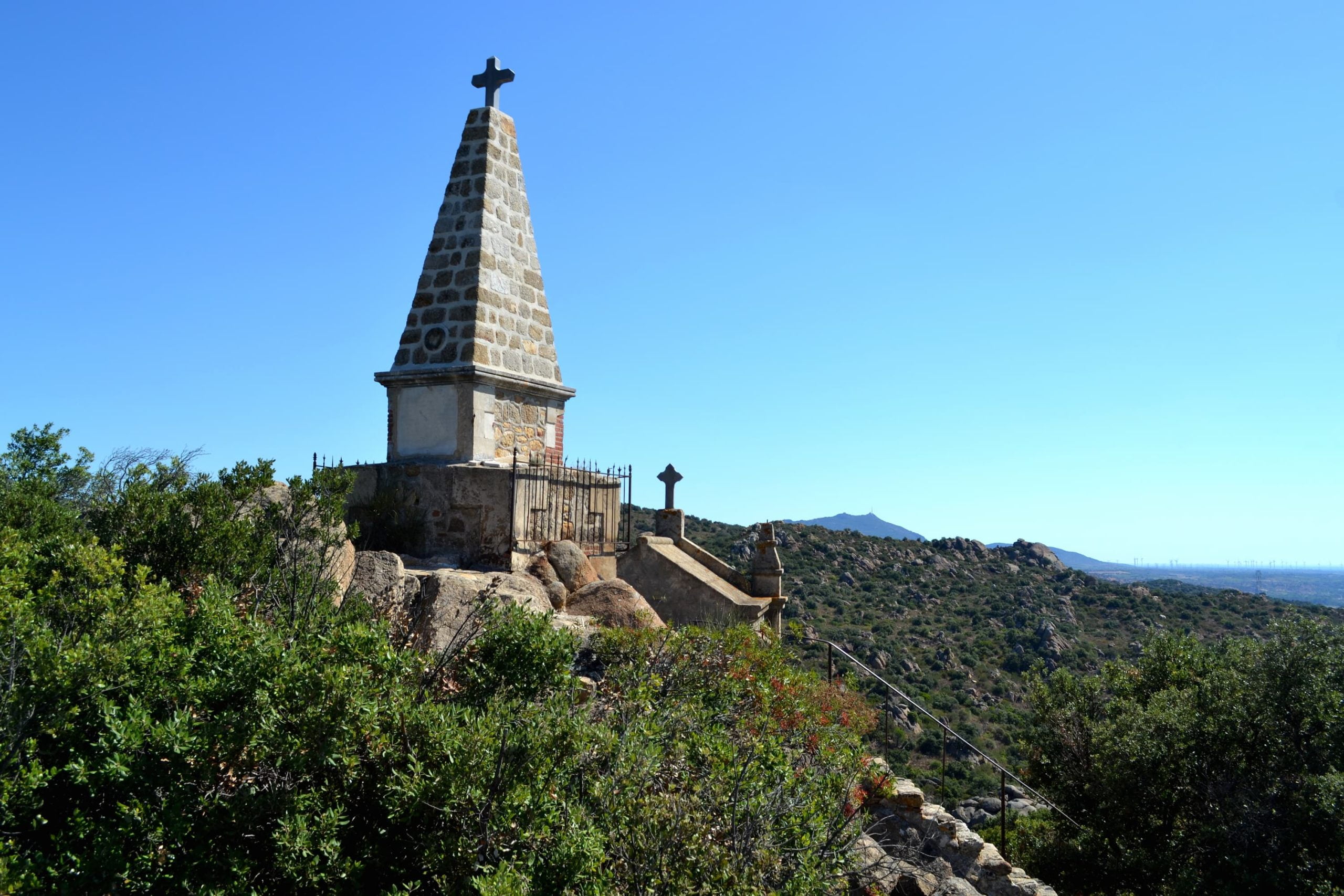 caveau-sybille-fleche-forca-real caveau de la sybille entre bélesta et ille sur têt en roussillon conflent dans les pyrénées orientales avec le forca real en toile de fond