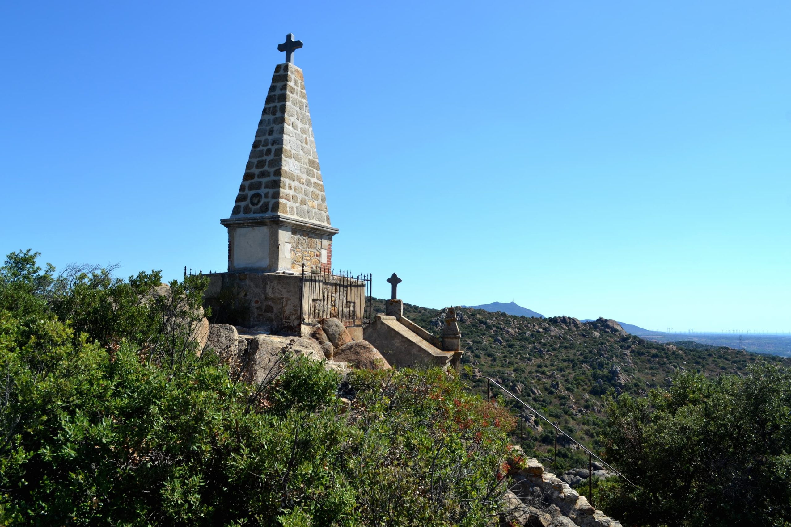 caveau de la sybille entre bélesta et ille sur têt en roussillon conflent dans les pyrénées orientales avec le forca real en toile de fond