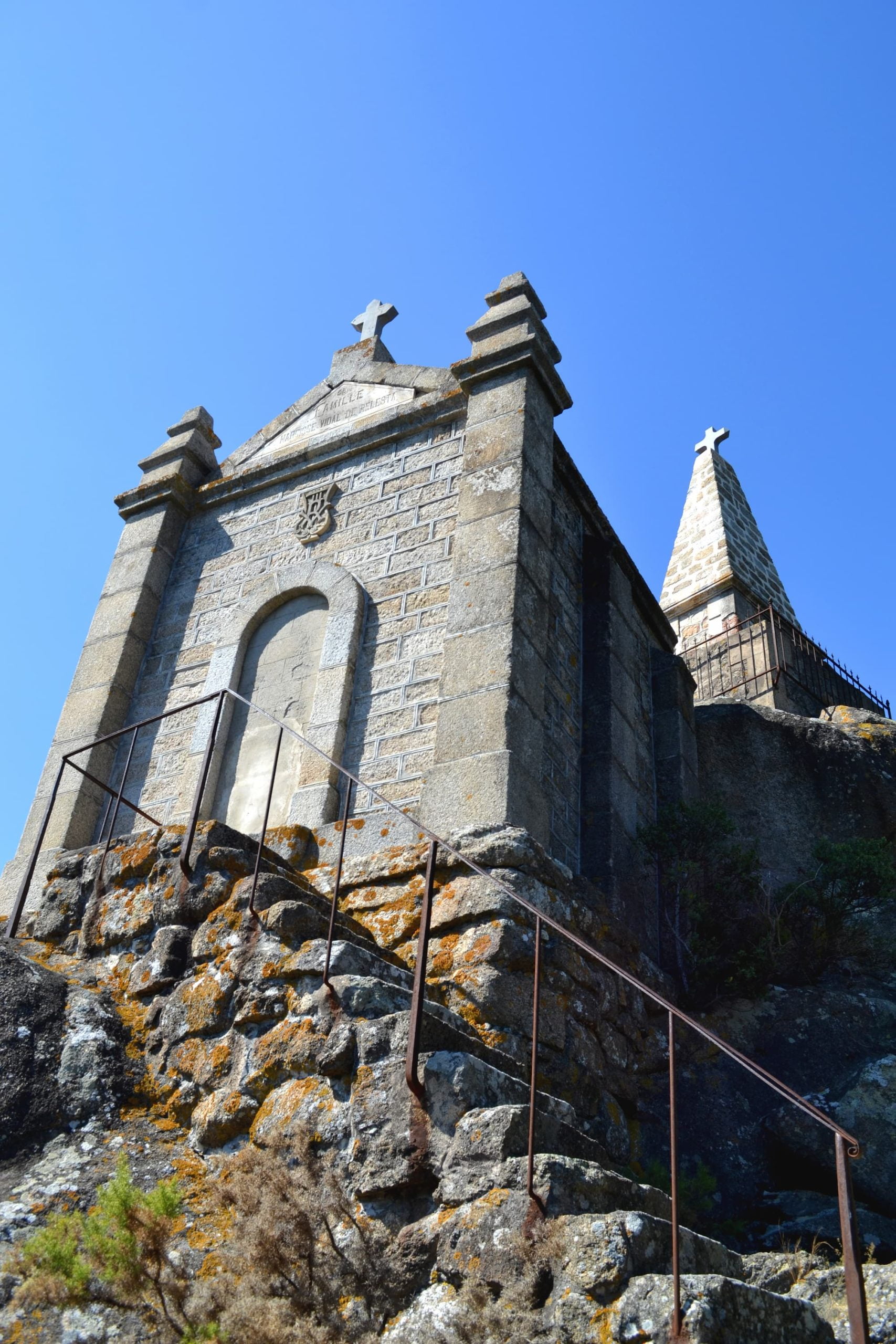 les deux caveaux de la sybille entre ille sur tet et belesta en roussillon conflent dans les pyrenees orientales