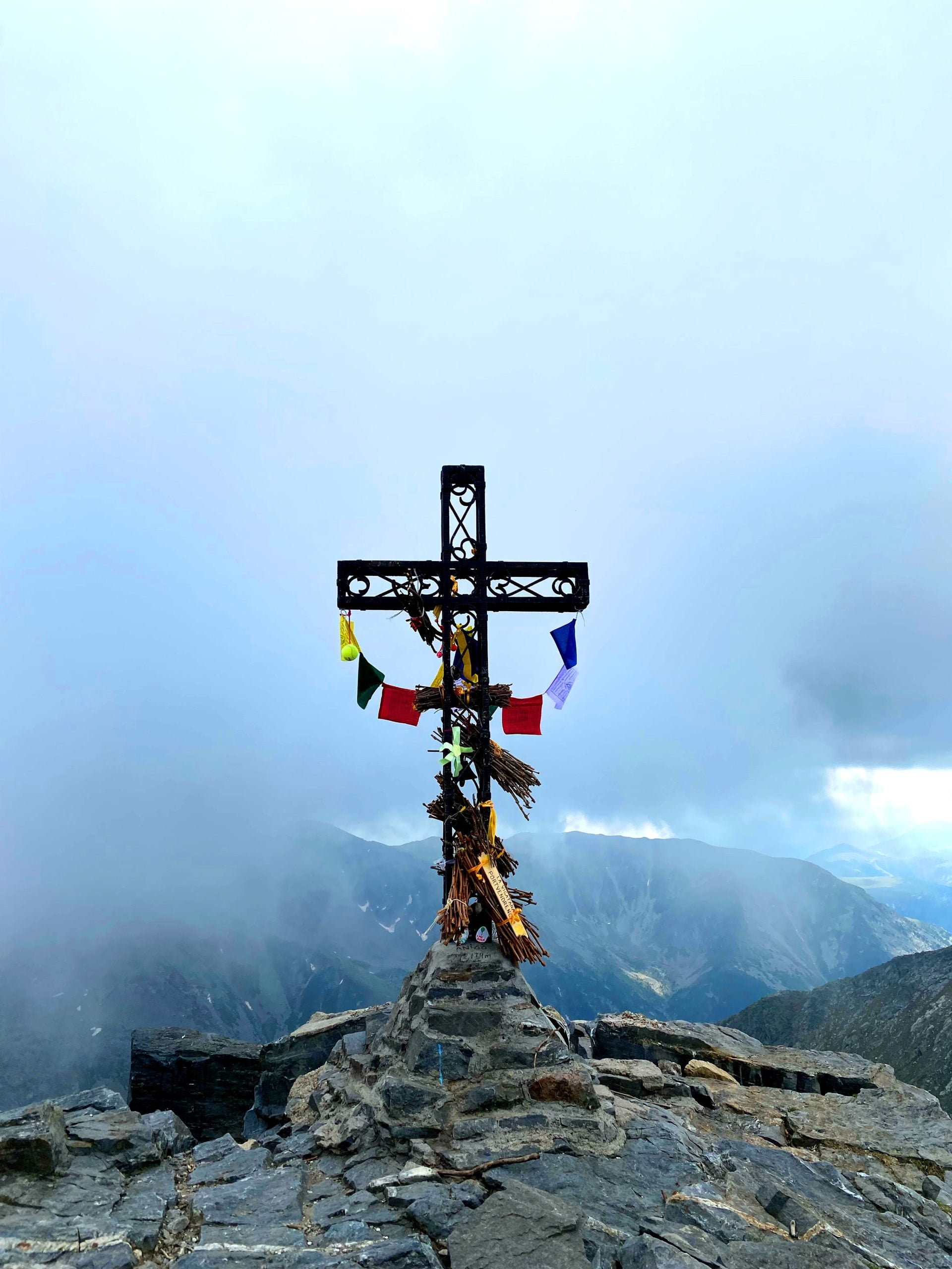 croix au sommet du mont canigó avec les fagots de la trobada pour la régénération