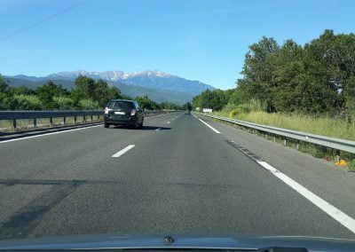 route nationale 116 avec le canigó en toile de fond sur le territoire roussillon conflent en pyrénées orientales