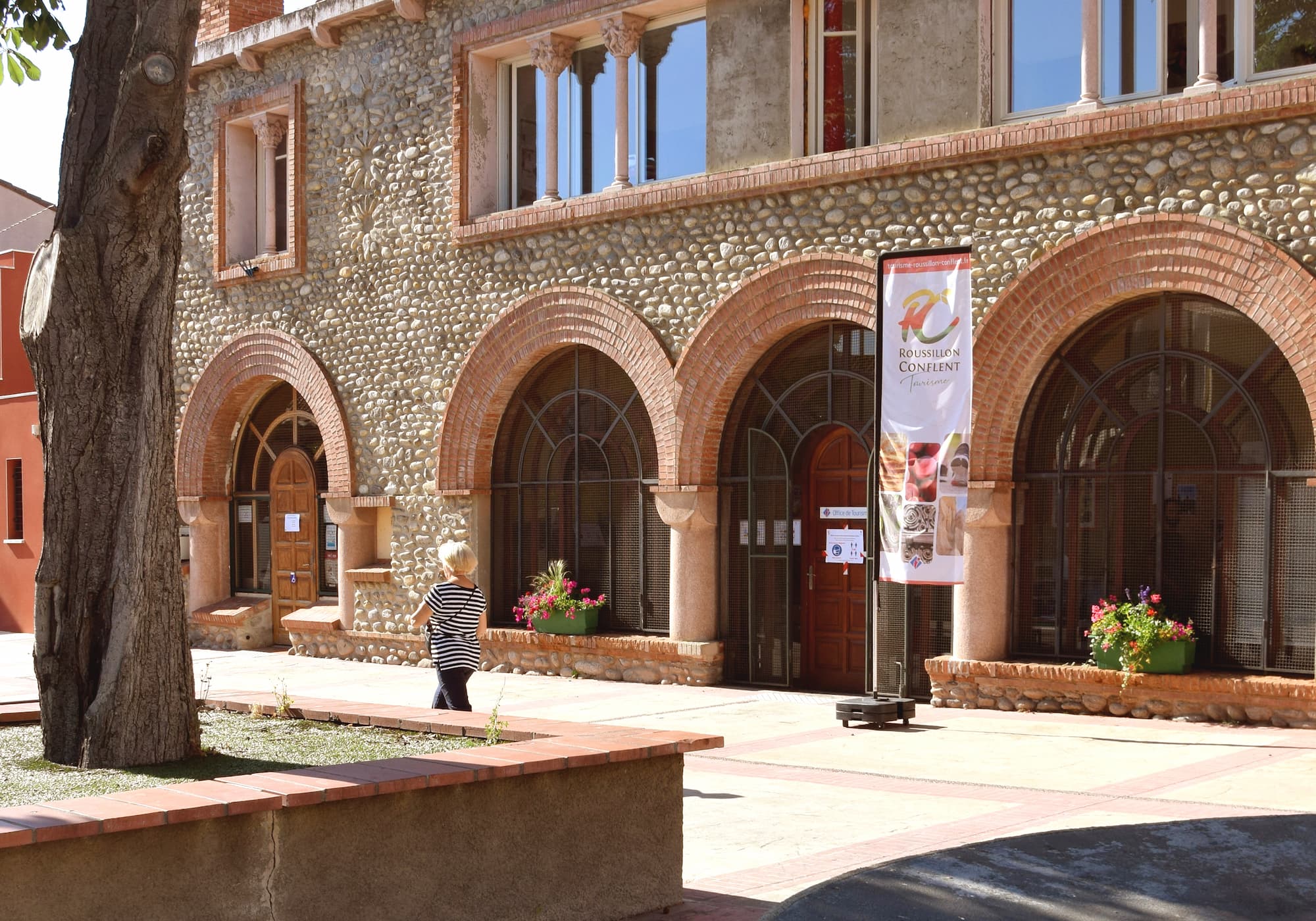 office de tourisme intercommunal roussillon conflent sur la place henri demay panoramique