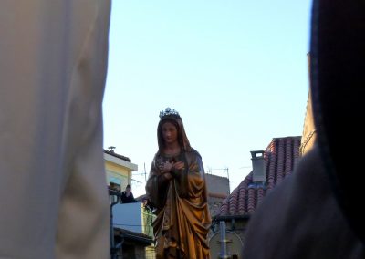 vierge marie pendant la procession des régina d'ille sur tet en roussillon conflent à paques