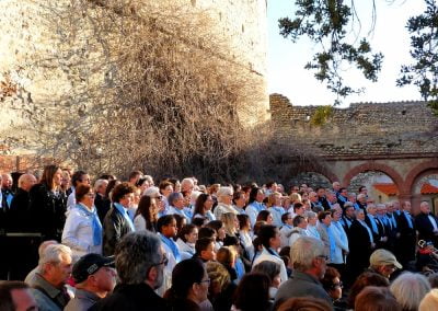 chorale des chanteurs des régina dans le jardin de la rodona à ille sur tet en roussillon à paques