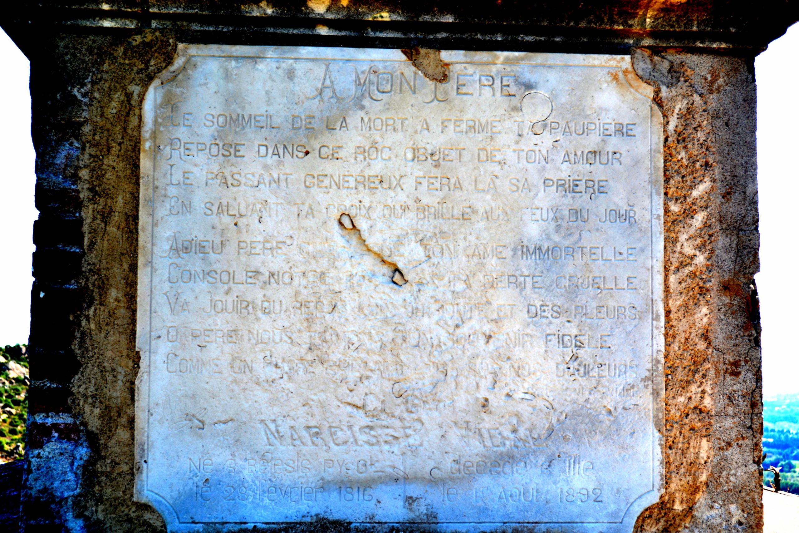 plaque et épitaphe de Narcisse Vidal sur le mausolée de la sybille entre bélesta et ille sur Têt en roussillon conflent