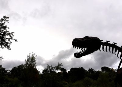 sculpture tyranosaure sur le chemin d'accès aux orgues d'ille sur Têt en roussillon conflent dans les pyrénées orientales