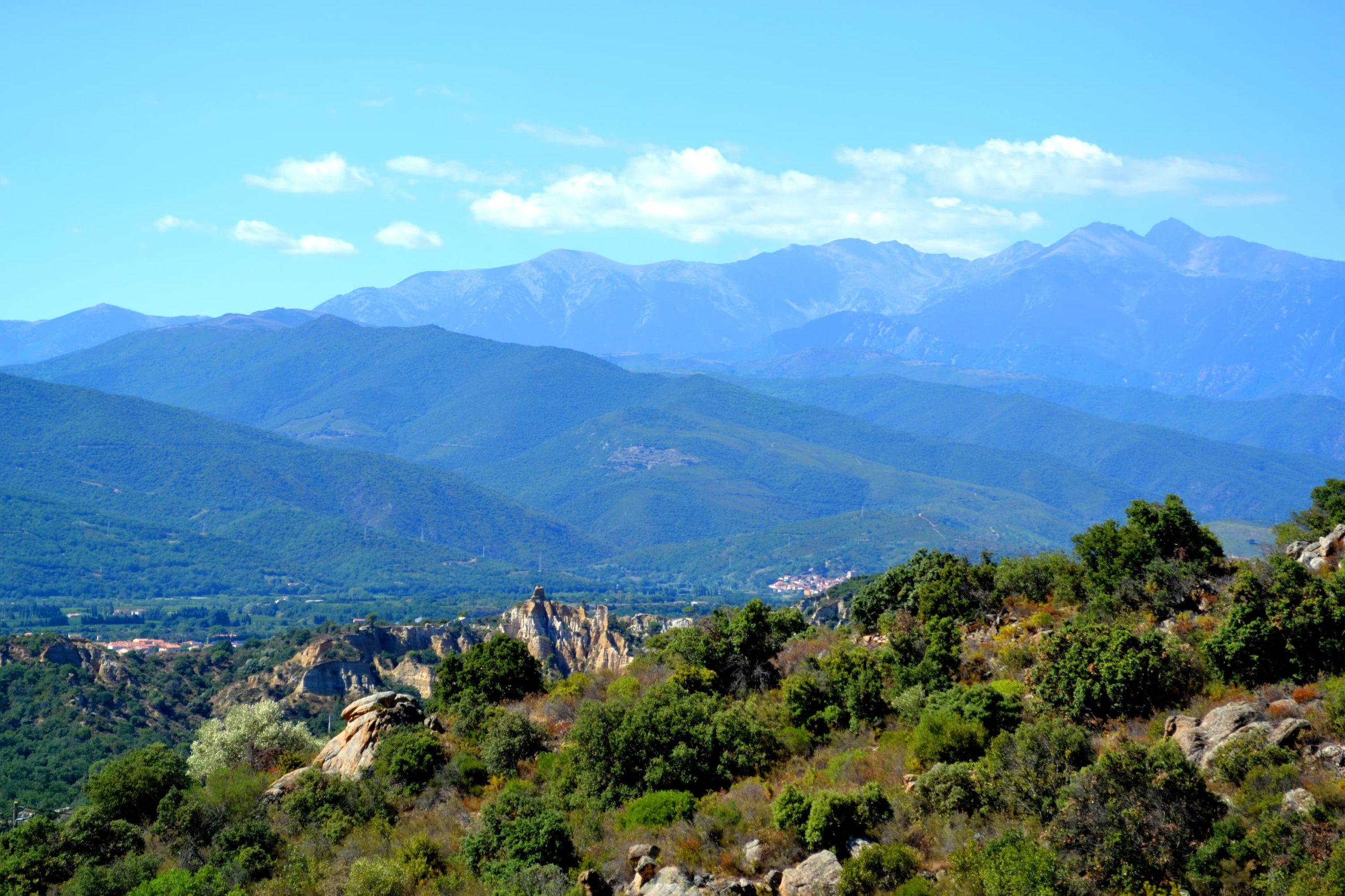 Point de vue sur le canigo et les orgues d'ille depuis la Sybille entre bélesta et ille sur Têt en roussillon conflent dans les pyrénées orientales