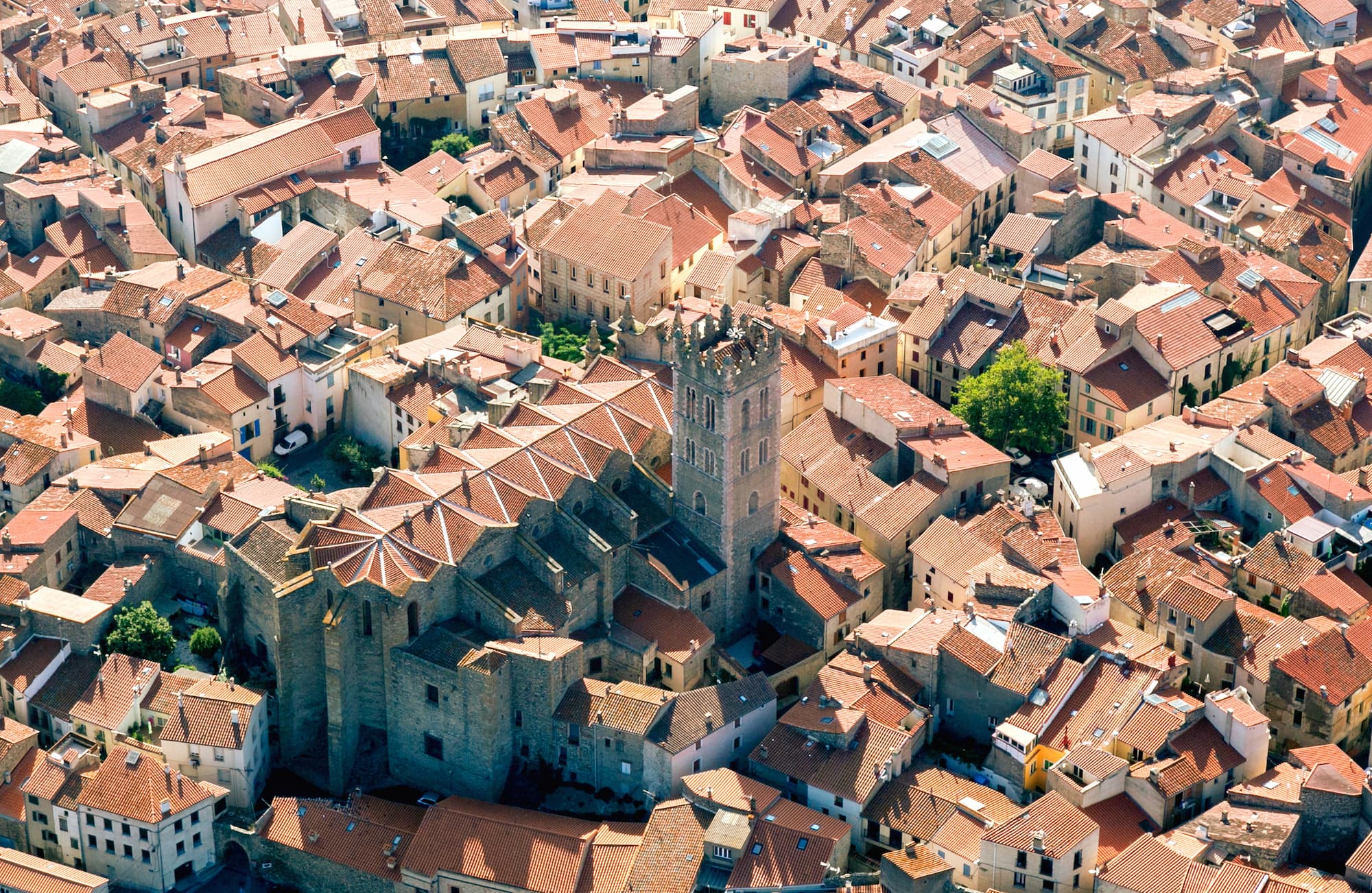 centre ancien d'ille sur tet avec l'église Saint Etienne en vue aérienne